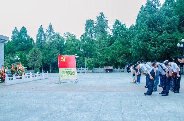 2 烈士纪念碑下，全体人员三鞠躬致意.jpg