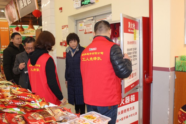 在华润苏果东至店检查.JPG
