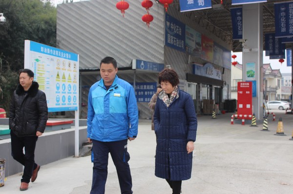 在青阳新河加油站检查.JPG